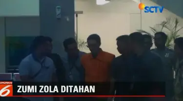 Meski diberondong pertanyaan wartawan, tidak satu pun jawaban yang dikeluarkan dari mulut Zumi Zola.