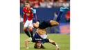  Pemain PSG David Luiz terjatuh pada laga International Champions Cup 2015 di Soldier Field, AS, Kamis (30/7) pagi WIB. (Reuters/Jeff Haynes)