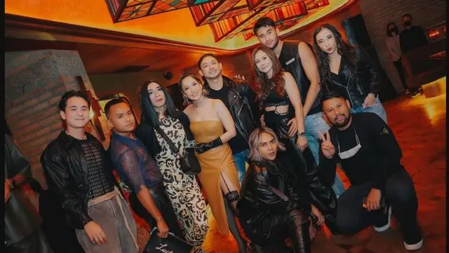 Gaya Nyentrik Aming saat Hadiri Berbagai Acara Pesta.