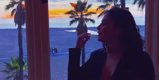 Beberapa hari belakangan ini, artis cantik Prilly Latuconsina tampil beda. Kekasih Maxime Bouttier itu tampil dengan rambut pendek. Banyak warganet yang memuji kecantikan bintang film Danur itu. (Instagram/prillylatuconsina96)