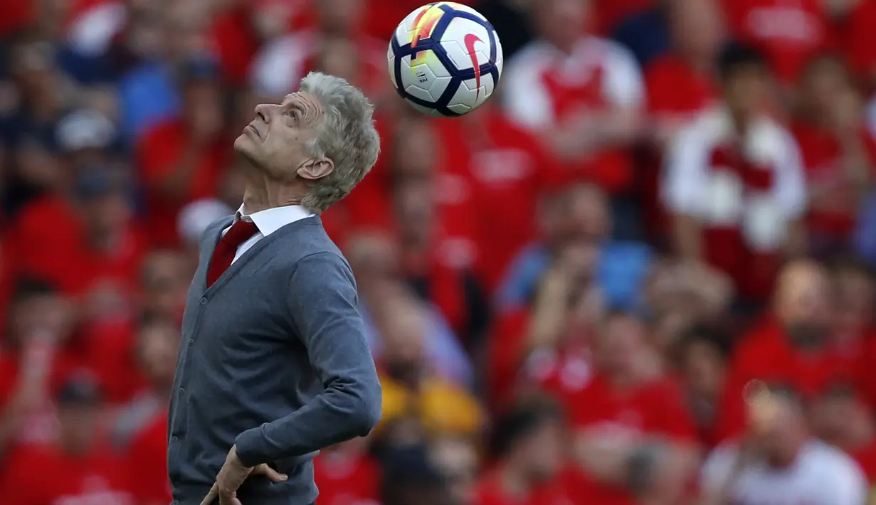 Salah satu aksi Arsene Wenger menyundul bola saat laga Arsenal melawan Burnley di Emirates Stadium, London, (6/5/2018). Arsene Wegner mengumumkan mundur sebagai pelatih setelah 22 tahun bersama Arsenal. (AFP/Adrian Dennis)
