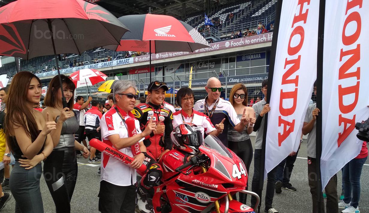 Para Umbrella Girl memayungi pebalap saat Asia Road Racing Championship (ARRC) 2017 di Sirkuit Buriram, Thailand, Sabtu (2/12/2017). Kehadiran para umbrella girl menjadi daya tarik tersendiri di lintasan balap. (Bola.com/Muhammad Wirawan)