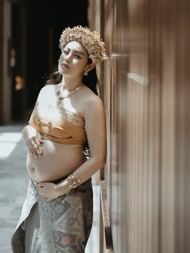 Jessica Iskandar di Kehamilan Ketiga Dibalut Baju Khas Bali. [@momentsbygin_]