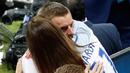 Pelukan mesra Ribka Vardy, istri penyerang Inggris Jamie Vardy, usai laga babak 16 besar Piala Eropa 2016 antara Inggris vs Islandia, di Stade de Nice, Selasa (28/6) dinihari. Inggris menyerah 1-2 dari Islandia. (REUTERS/Yves Herman Livepic)
