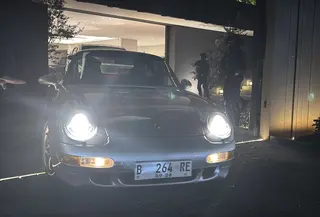 Sebuah Porsche berwarna perak menyusul laju Porsche marun yang bergerak lebih dulu, dikendarai penyidik KPK. (Liputan6.com/Ady Anugrahadi)