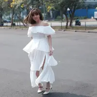 Gisella Anastasia dengan pakaian feminin. (Instagram/gisel_la).