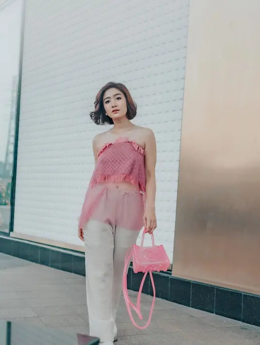 Febby mengenakan strapless dengan kombinasi tekstur dan tulle berwarna pink [@febbyrastanty]