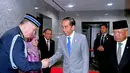 Jokowi tampil dengan setelan jas warna abu-abu serasi dengan celananya. Dipadukan kemeja putih sebagai inner dan dasi birunya. Pin kenegaraan pun tak lupa disematkan. [@Jokowi/Biro Pers Sekretariat Presiden]