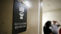 Pintu bertuliskan 'All-gender restroom' terlihat di toilet netral gender pertama di Santee High School, Los Angeles, California, AS, Senin (18/4). Toilet disediakan sebagai langkah mendukung dan menampung siswa transgender. (REUTERS/Lucy Nicholson)
