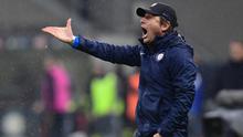 Pelatih Inter Milan, Antonio Conte, memberikan instruksi saat melawan SPAL pada laga Serie A Italia di Stadion San Siro, Millan, Minggu (1/12). Inter menang 2-1 atas SPAL. (AFP/Miguel Medina)