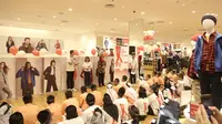 Bersama SLB Negeri 06, Uniqlo Indonesia adakan in-store shopping experience di Lippo Puri Mall.  (Sumber foto: Daniel Kampua/ Bintang.com)