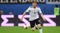 Striker Jerman, Timo Werner, menggiring bola saat laga final Piala Konfederasi di Stadion Saint Petersburg, Rusia, Minggu (2/7/2017). (AFP/Kirill Kudryavtsev)