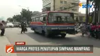 Dengan penutupan ini warga dan pengendara harus berputar jauh untuk balik arah.
