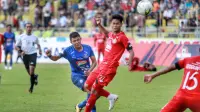 Striker Arema, Dedik Setiawan, mencetak gol tunggal Arema melawan Semen Padang di Stadion H. Agus Salim, Padang, Jumat (12/7/2019). (Bola.com/Iwan Setiawan)