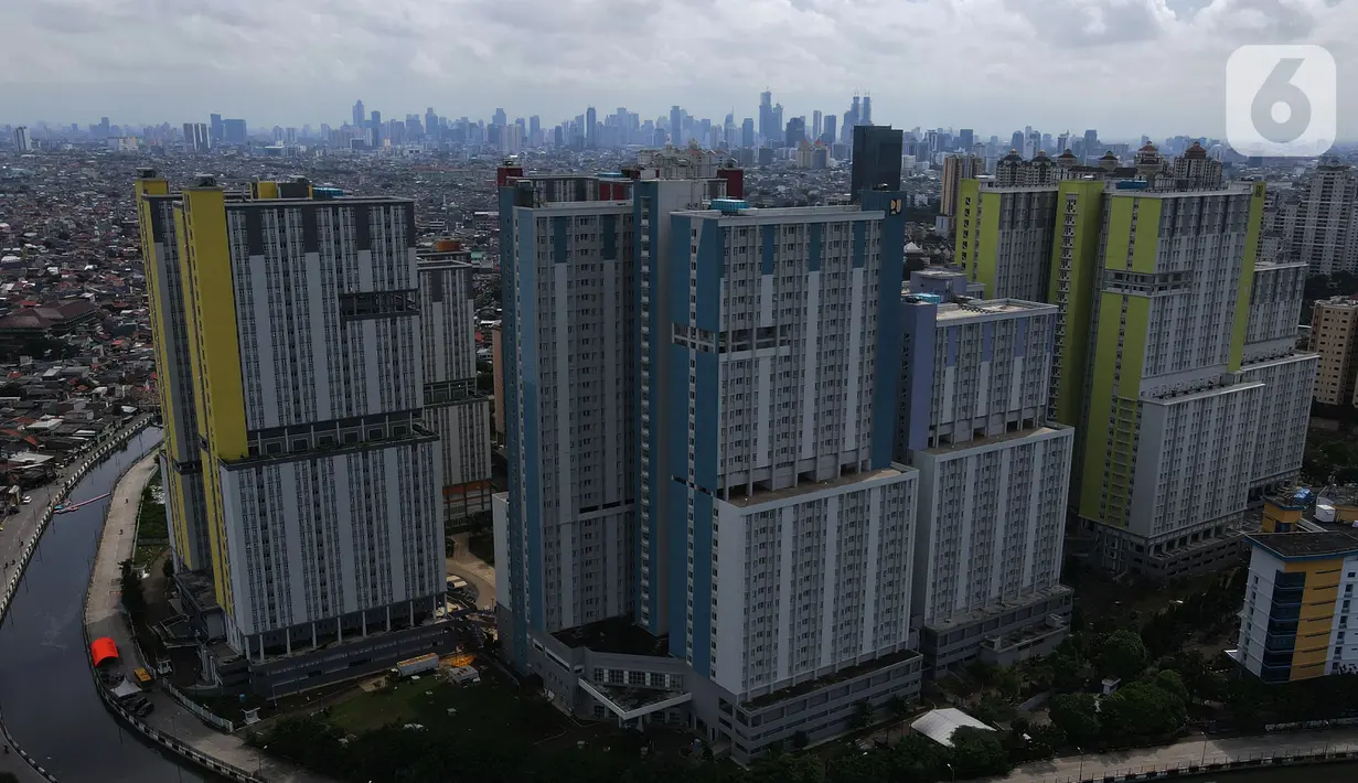 Foto aerial suasana Rumah Sakit Darurat Penanganan COVID-19 Wisma Atlet Kemayoran, di Jakarta, Selasa (2/2/2021). Pemerintah melalui Kemenkes mengizinkan semua rumah sakit jika memiliki fasilitas penanganan COVID-19 untuk memberikan layanan ke pasien COVID-19. (merdeka.com/Imam Buhori)