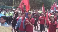  Unjuk rasa saat pelantikan anggota DPRD Kabupaten Bogor. (Liputan6.com/Bima Firmansyah)