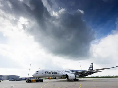 Bertempat di Hamburg, Jerman, pada 7 April 2014, pesawat baru jenis Airbus A350 XWB dipresentasikan (AFP PHOTO/PATRICK LUX)