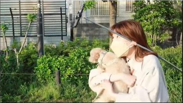 Telinga Wanita Ini Bisa 'Genggam' Tongsis hingga Payung, 6 Potretnya Bikin Takjub