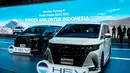 Beragam jenis atau series kendaraan listrik, mulai dari motor, mobil, kendaraan komersil seperti pick up hingga bus, yang berteknologi listrik dihadirkan dalam pameran yang akan berlangsung hingga 3 Agustus 2025 ini. Tampak dalam foto, Toyota Alphard HEV (R) dan Vellfire HEV yang dipamerkan dalam ajang Gaikindo Indonesia International Auto Show (GIIAS) ke-32 di Indonesia Convention Exhibition (ICE), Tangerang, Banten, 23 Juli 2025. (Yasuyoshi CHIBA/AFP)