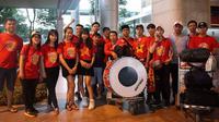 Suporter Vietnam di Bandara Soekarno Hatta siap meramaikan duel Timnas Indonesia melawan Vietnam. Dirigen fans Vietnam adalah seorang wanita (berdiri nomor empat dari kanan). (Bola.com/Dok.pribadi)