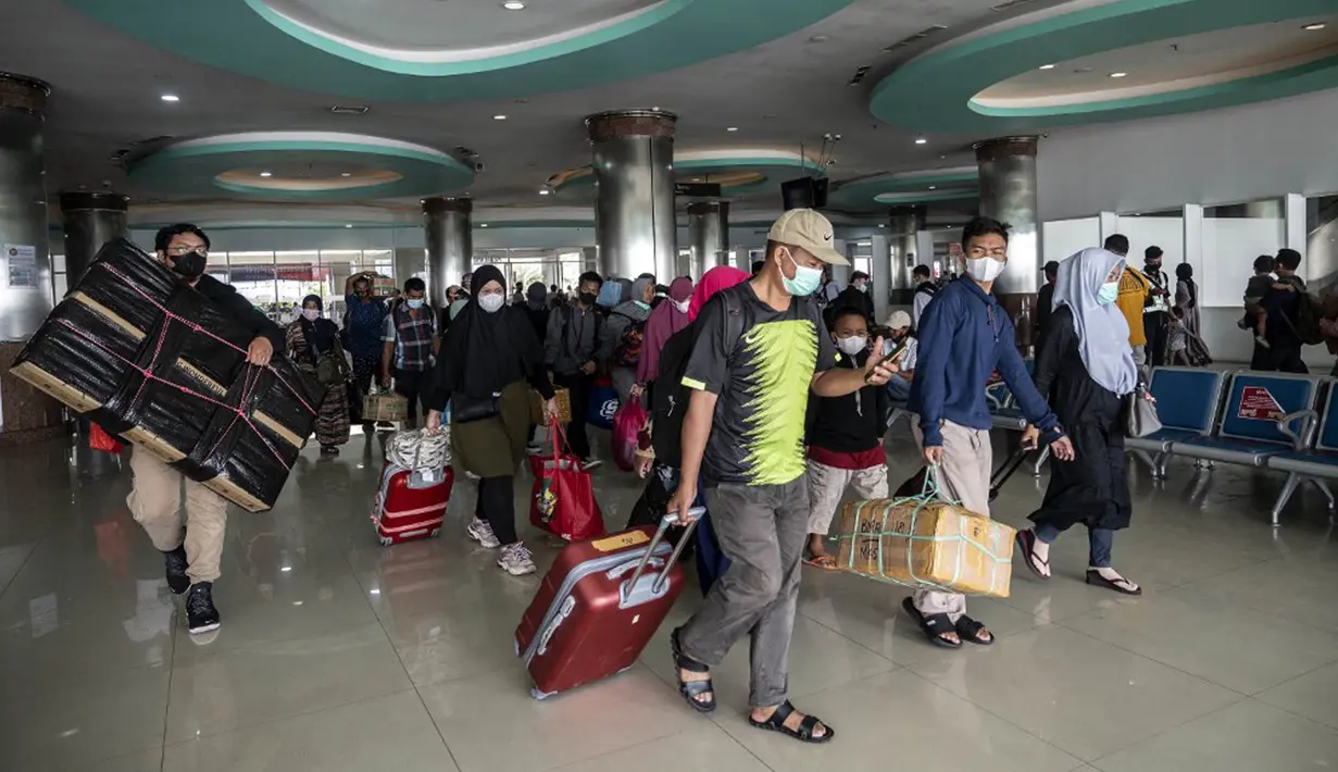 <p>Penumpang tiba di pelabuhan di Surabaya, Jawa Timur, Kamis (28/4/2022). Orang-orang melakukan perjalanan ke kota asalnya menjelang Idul Fitri yang menandai berakhirnya bulan suci Ramadhan. (Juni Kriswanto/AFP)</p>