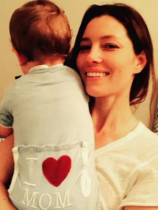 “Aku kagum padamu. Sangat sulit mengungkapkanya dengan kata-kata soal apapun yang telah ibu lakukan. Dan, kamu telah melakukannya dengan penuh keikhlasan,” tulis Justin Timberlake di foto tersebut. (Instagram/justintimberlake)