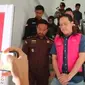 Mantan petingi BRI Agro yang ditahan oleh jaksa di Kejari Kuansing. (Liputan6.com/M Syukur)