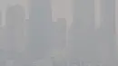 Pemandangan gedung-gedung pencakar langit di Jakarta tampak tersamar oleh kabut, Selasa (10/7). Tingkat polusi di Jakarta semakin memburuk dengan Indeks Kualitas Udara hari ini tercatat oleh BreezoMeter mencapai angka 151. (Merdeka.com/Iqbal S. Nugroho)