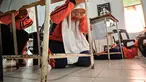 Sejumlah siswa Sekolah Menengah Atas (SMA) mengikuti simulasi gempa bumi dan tsunami untuk memperingati Hari Kesadaran Tsunami Sedunia di Lhoknga, Provinsi Aceh, pada Rabu 5 November 2025. Bertepatan dengan peringatan Hari Kesadaran Tsunami Sedunia setiap tanggal 5 November, siswa salah satu SMA di Lhoknga, Provinsi Aceh, menggelar simulasi mitigasi bencana alam, seperti gempa bumi dan tsunami. (CHAIDEER MAHYUDDIN/AFP)