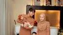 Anak laki-laki mereka juga tampil manis dengan outfit senada, dan si kecil perempuan melengkapi formasi keluarga dengan baju bayi matching yang menggemaskan.  [@lestikejora].