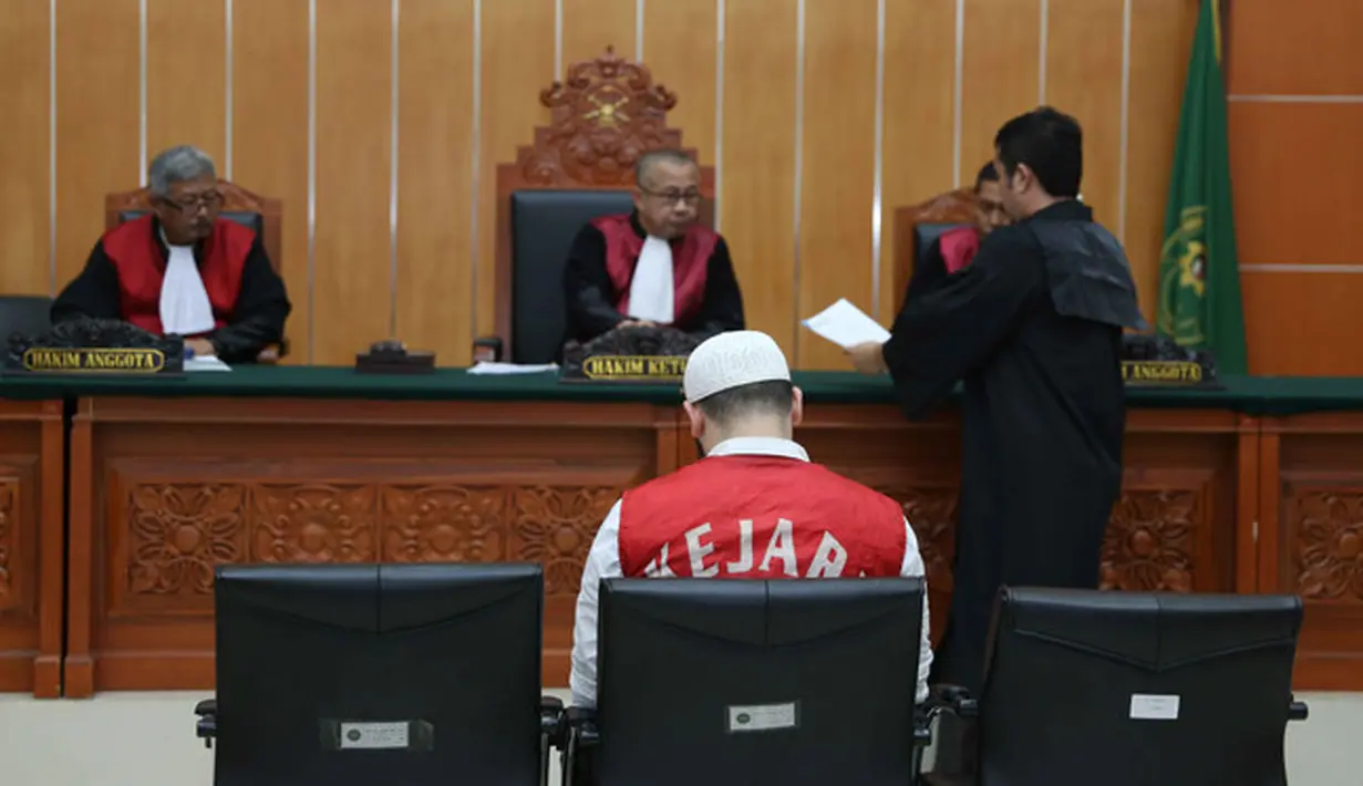 Hal ini dituturkan oleh Ahmad Cholidi, selaku pengacara Ridho Roma. Ia mengatakan, Ridho akan mengajukan eksepsi dan selain itu menurut sang pengacara dalam penyusunan dakwaan ada hal yang tidak patut. (Nurwahyunan/Bintang.com)