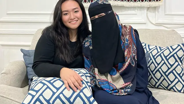 Potret Nadya Holscher yang Kini Mualaf, Adik Nathalie Holscher