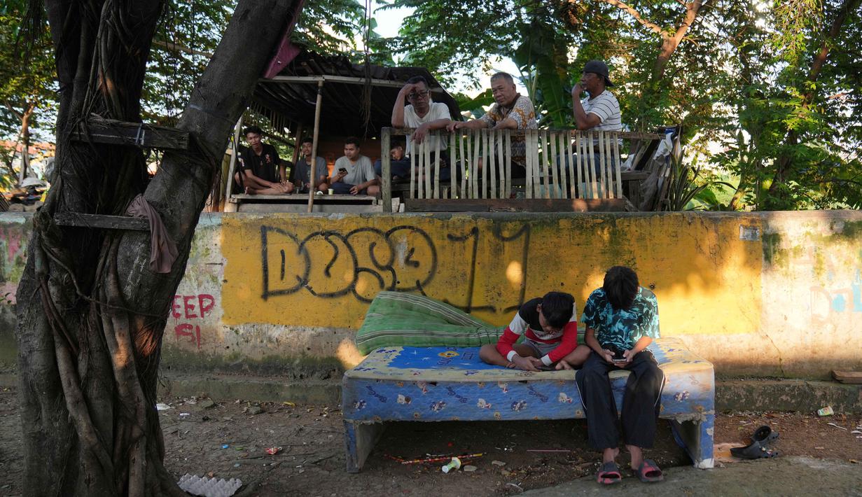 Remaja laki-laki menggunakan ponselnya di Jakarta, 16 Maret 2026. Hari ini, Sabtu (28/3/2026), Peraturan Pemerintah tentang Tata Kelola Penyelenggaraan Sistem Elektronik dalam Perlindungan Anak (PP Tunas) resmi berlaku. (AP Photo/Dita Alangkara)