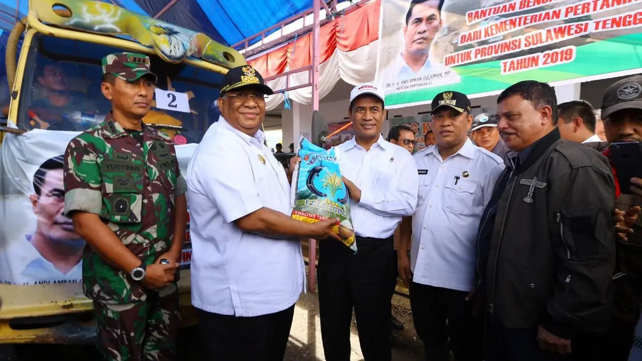 Menteri Pertanian Amran Sulaiman Menyerahkan Langsung Bantuan sebesar 4,2 M Untuk Korban Banjir Bandang Di Konawe Utara.