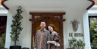 Setelah sukses membuka cabang di Paris, restoran Le Nusa kini resmi hadir di Jakarta. Acara pembukaan restoran ini berlangsung meriah dengan dihadiri sejumlah figur publik ternama, termasuk sang pemilik, Nagita Slavina. [@raffinagita1717].