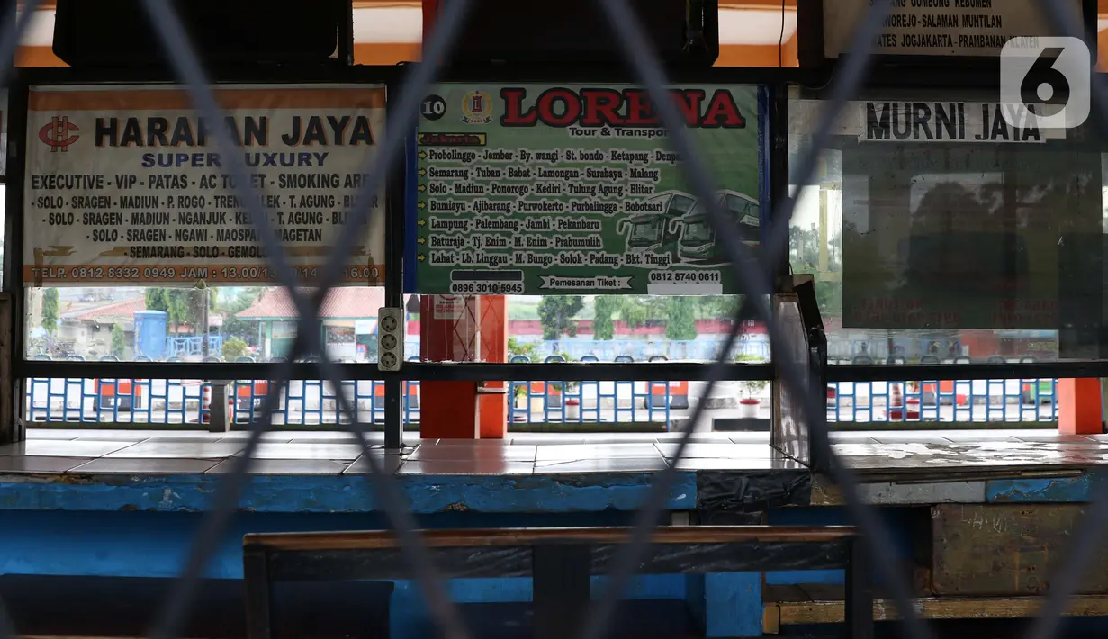 Suasana loket pembelian tiket bus di Terminal Kampung Rambutan, Jakarta, Sabtu (25/4/2020). Untuk mencegah dan memutus mata rantai penularan virus Covid-19, pemerintah resmi melarang aktivitas mudik pada Jumat (24/4) lalu. (Liputan6.com/Helmi Fithriansyah)
