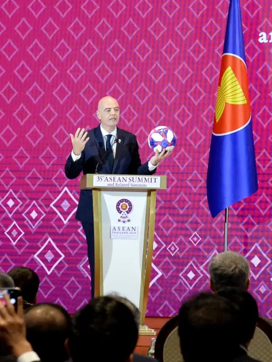 Presiden FIFA Gianni Infantino menyampaikan sambutan pada acara penandatanganan Nota Kesepahaman antara FIFA dan ASEAN di Bangkok, Thailand, Sabtu (2/11/2019). Penandatanganan itu dalam rangkaian acara KTT ke-35 ASEAN dan disaksikan para pemimpin negara-negara ASEAN. (Liputan6.com/Biro Pers Setpres)
