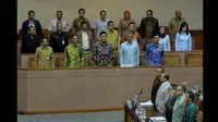 Mendagri Tjahjo Kumolo (ketiga dari kiri) turut hadir dalam rapat pengesahan Perppu Nomor 1 Tahun 2014 tentang Pilkada langsung di Ruang Sidang Paripurna, Nusantara II, Komplek Parlemen, Jakarta, Selasa (20/1/2015). (Liputan6.com/Andrian M Tunay)