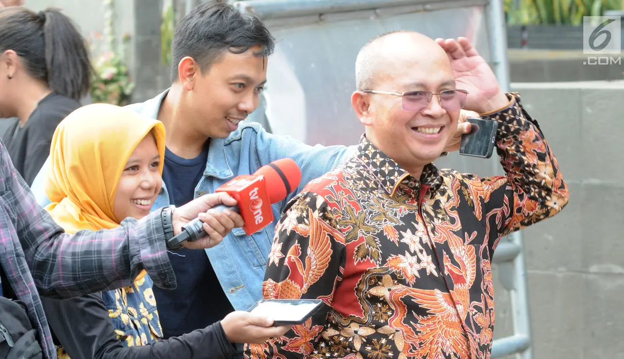 Rektor IAIN Pontianak, Syarif menghindar dari wartawan usai menjalani pemeriksaan di Gedung KPK, Jakarta, Senin (17/6/2019). Syarif diperiksa sebagai saksi untuk tersangka Romahurmuziy (Rommy) terkait kasus dugaan jual beli jabatan di lingkungan Kementerian Agama. (merdeka.com/Dwi Narwoko)