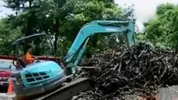 Dalam sepuluh hari, 20 truk limbah kulit kabel diangkut dari gorong-gorong di Jakarta.