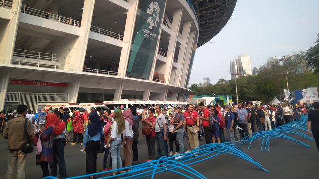 Ribuan masyarakat antre masuk ke acara pembukaan Asian Games 2018