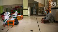 Guru mengajar anak-anak mengaji di Masjid At-Taqwa, Jakarta, Rabu (14/4/2021). Kegiatan tersebut berlangsung selama 20 hari. (Liputan6.com/Faizal Fanani)