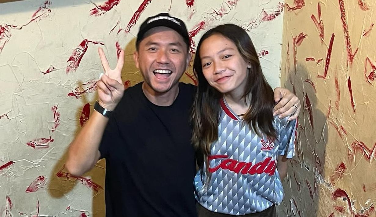 Dalam momen kebersamaan ini, Omesh dan putrinya tampil kompak dengan outfit kasual. Gaya santai mereka mencerminkan suasana hangat dan nyaman saat menghabiskan waktu berdua. Ayah dan anak ini nikmati waktu berdua karena Dian Ayu hadiri acara buka bersama teman sekolah Langit anak keduanya. Ananda Omesh yang awet muda, ayah dan anak ini seperti kakak adik. (Liputan6.com/IG/@omeshomesh)