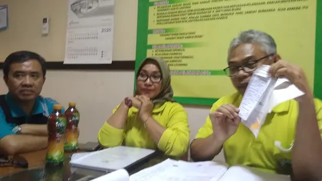 Direktur RSUD dr R Soetijono Blora, Nugroho Adiwarso saat menunjukkan struk 'Pelayanan Kefarmasian' sebelum dirubah oleh Vendor menjadi tertulis 'Jasa Pelayanan' (Foto: Liputan6.com/ Ahmad Adirin)