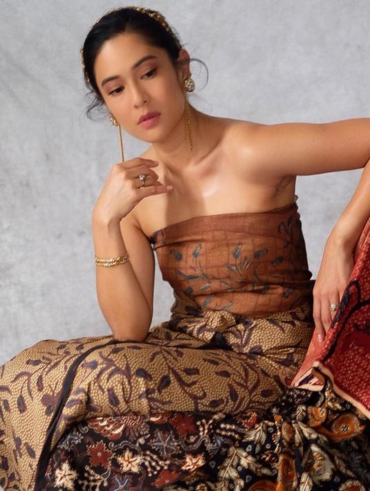 Dian Sastro juga memilih untuk mengenakan aksoris sederhana yang tampak minimalis namun tetap manis. Pada unggahannya, ia juga menjelaskan mengenai filosofi dari kain batik.(Liputan6.com/IG/@philipekarunia)