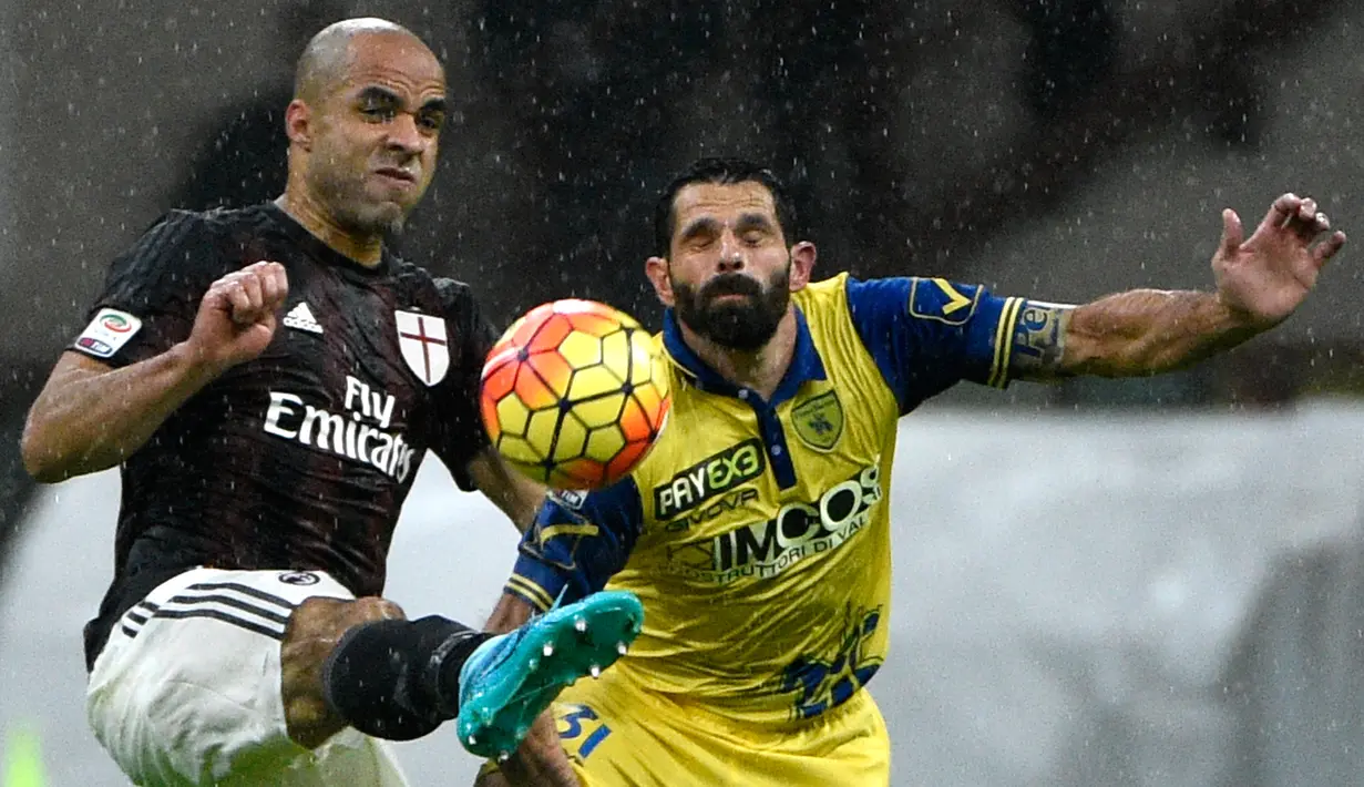 Bek AC Milan, Alex (kiri) berebut bola dengan penyerang Chievo, Sergio Pellissier pada laga serie A di stadion San Siro, Italia (28/10/2015). AC Milan menang atas Chievo dengan skor 1-0. (AFP PHOTO/OLIVIER MORIN)