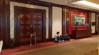 Suasana tempat Kongres Pemilihan Ketua Umum PSSI di Hotel Shangri La terlihat sepi dan tak ada suasana mencolok. (Bola.com/Zulfirdaus Harahap)