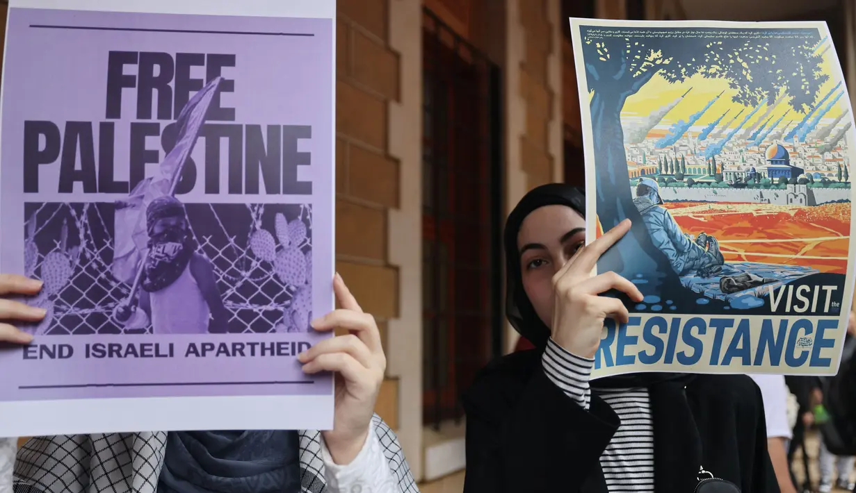 Para mahasiswa mengambil bagian dalam aksi unjuk rasa pro-Palestina di American University of Beirut (AUB) pada 30 Mei 2024. (ANWAR AMRO/AFP)