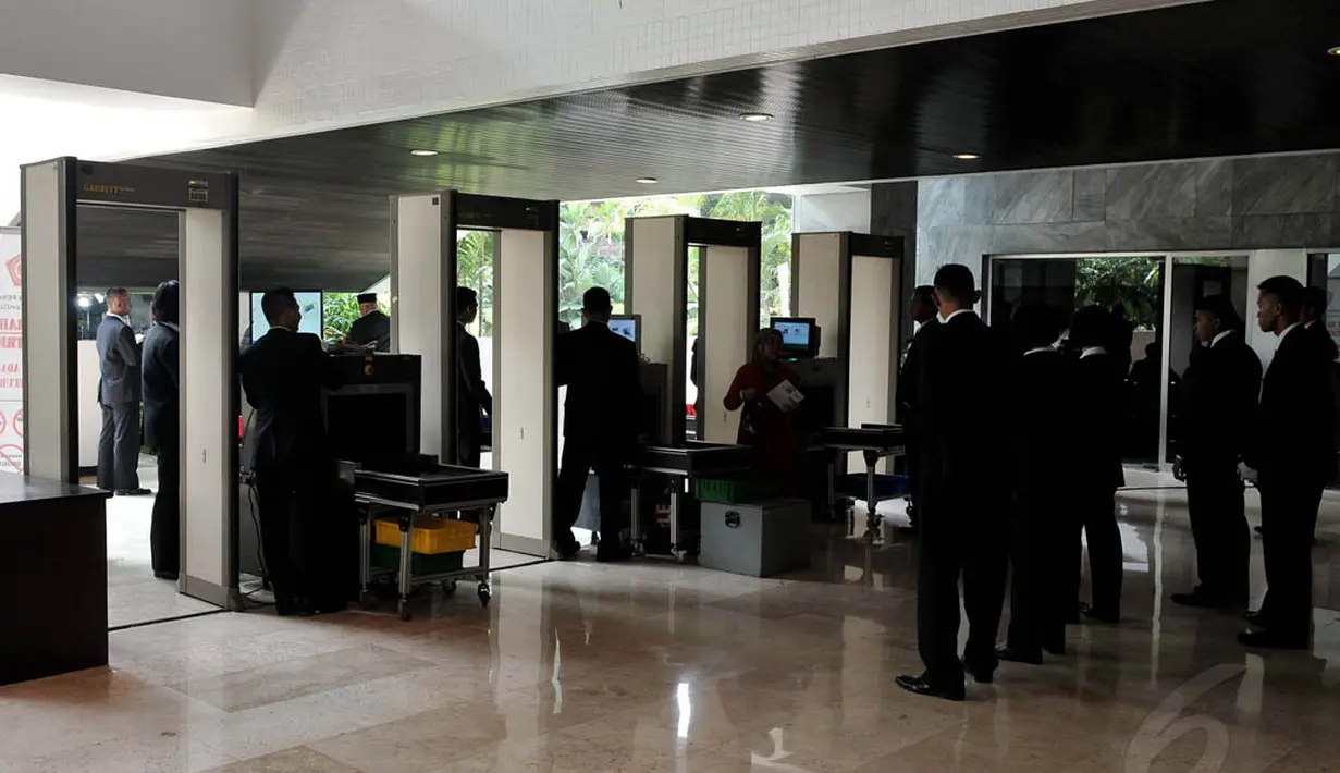 Para tamu dan undangan, termasuk duta besar negara sahabat, harus menjalani pemeriksaan ketat oleh petugas keamanan Gedung MPR/DPR diperketat, Jakarta, Jumat (15/8/14). (Liputan6.com/Johan Tallo)