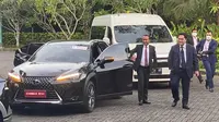 Menteri BUMN Erick Thohir dan Menteri Investasi/Kepala Badan Koordinasi Penanaman Modal (BKPM) Bahlil Lahadalia yang menggunakan Lexus UX300e menuju Bali Nusa Dua Convention Center. (TAM)